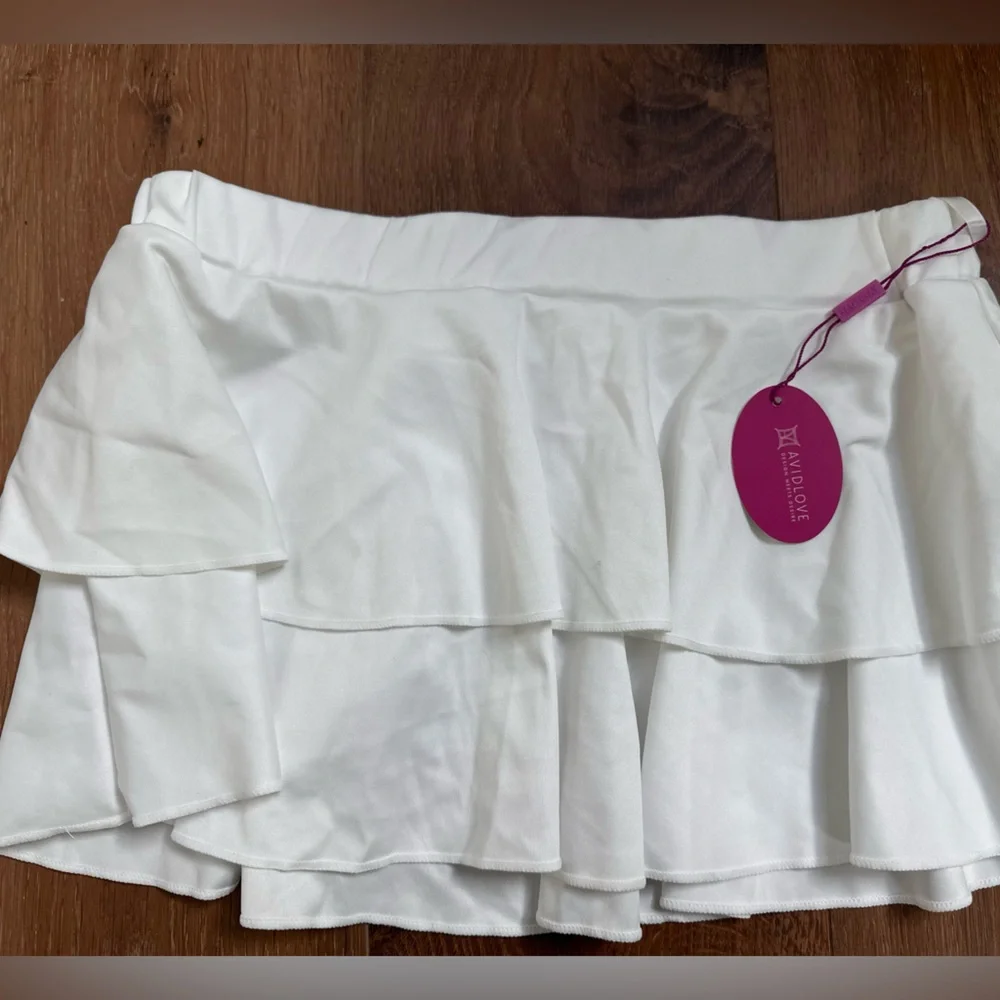Chic White Ruffled Mini Skirt - Picture 2 of 2